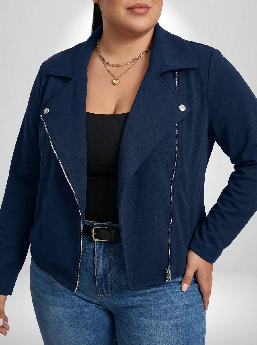 Jaqueta plus size azul marinho estilo motoqueiro com lapela blazer, tecido em algodão e caimento regular