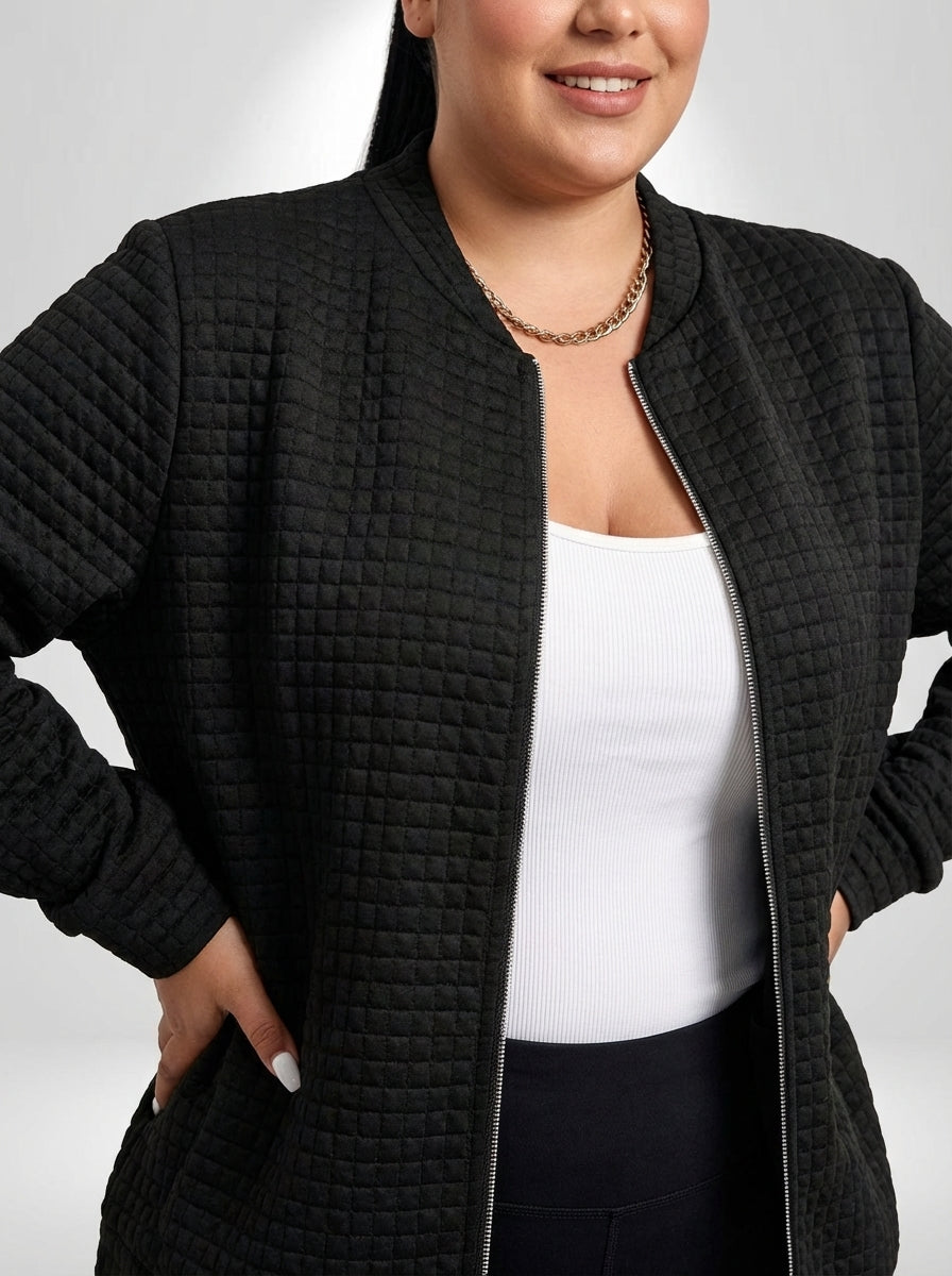 Jaqueta plus size casual texturizada preta com gola universitária, zíper central e caimento regular