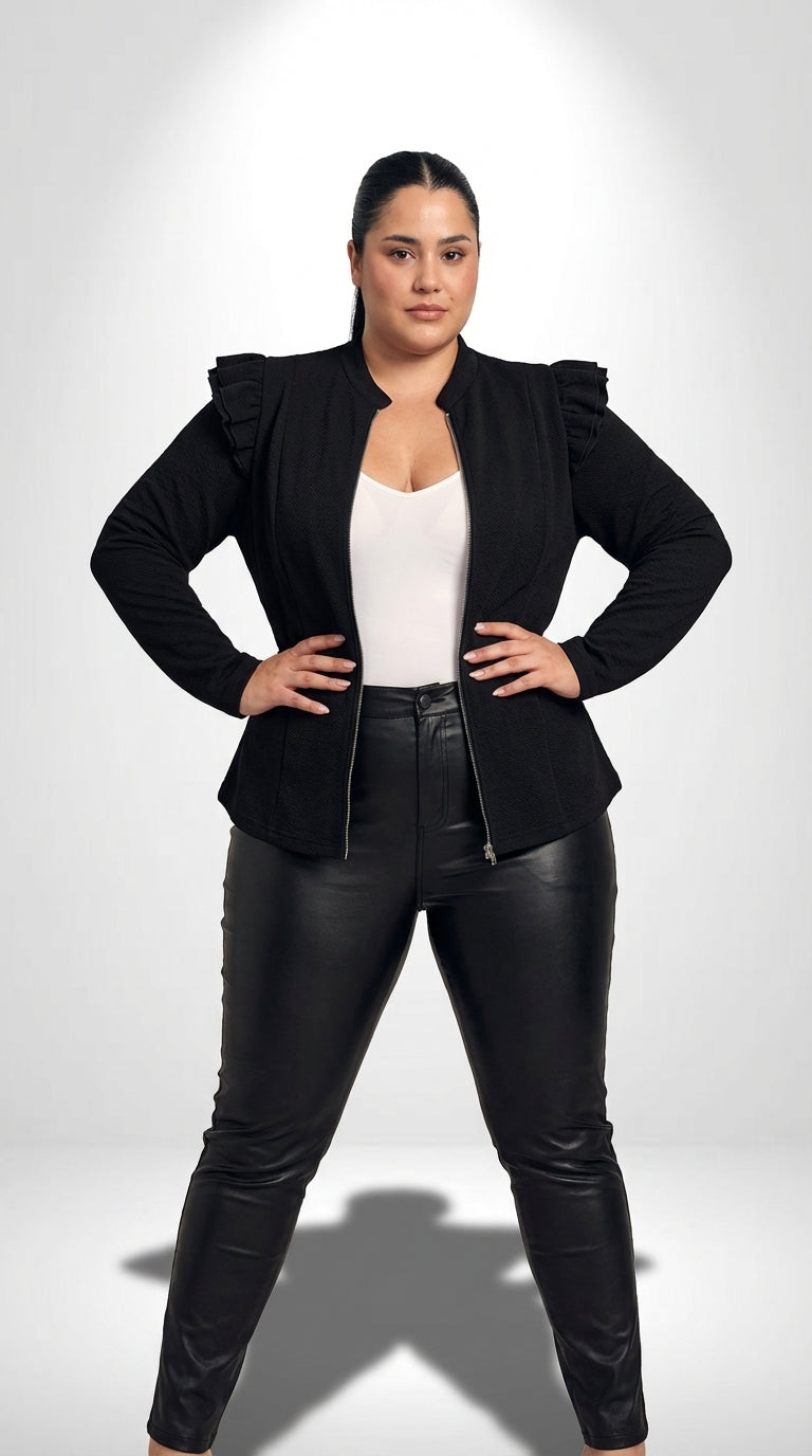 Jaqueta plus size preta de comprimento médio com babados, modelagem confortável e visual versátil