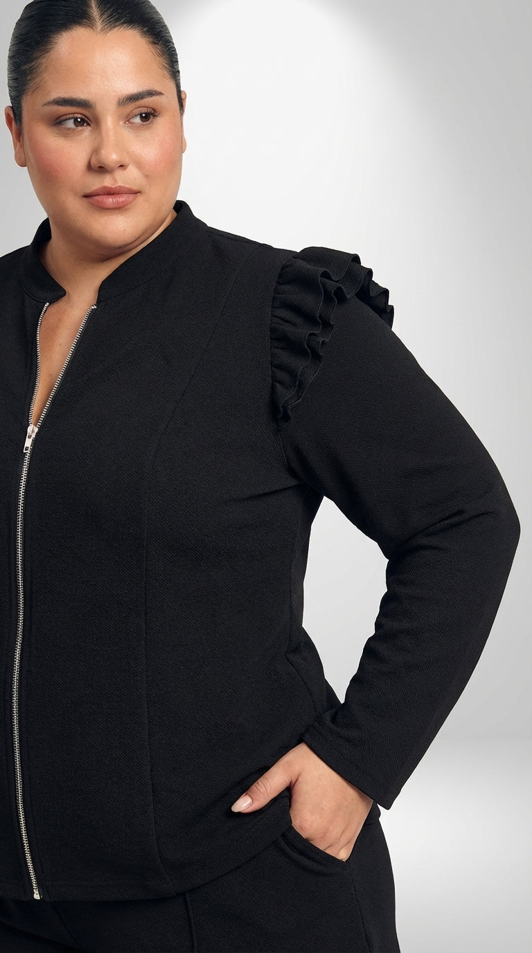 Jaqueta plus size com ajuste regular, zíper frontal e detalhe plissado na cor preta