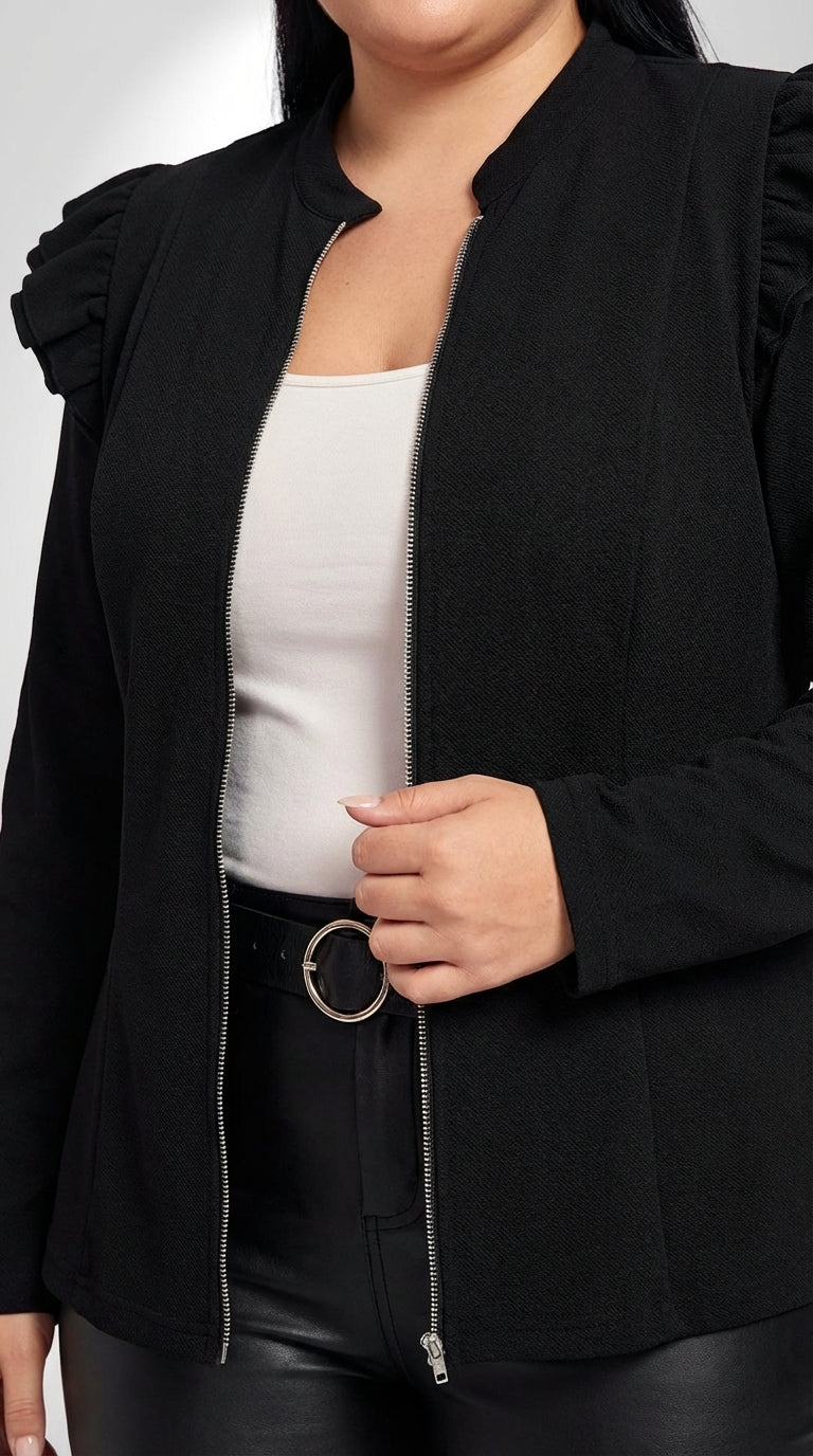 Jaqueta plus size preta em malha com elasticidade baixa, babados e comprimento médio