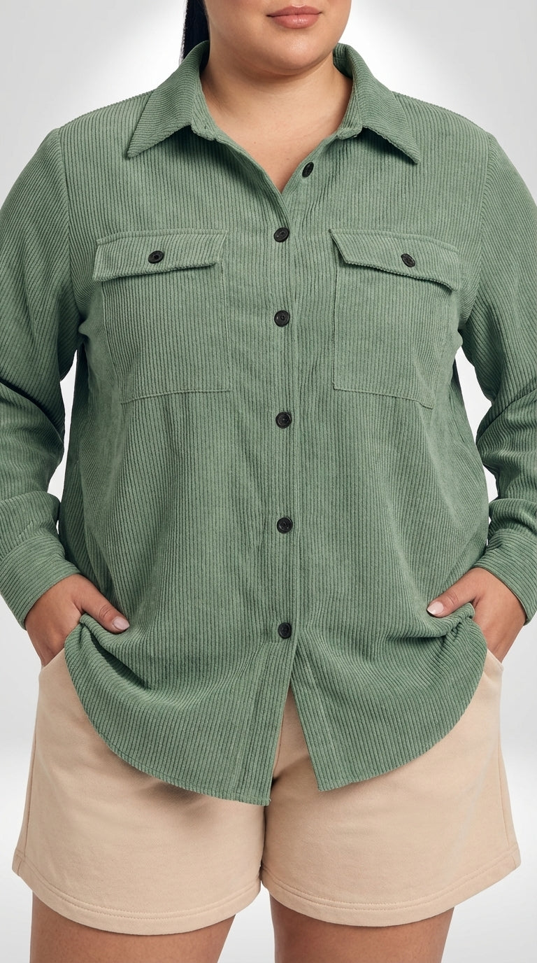 Jaqueta shacket plus size com caimento regular, bolsos frontais e tecido 100% algodão