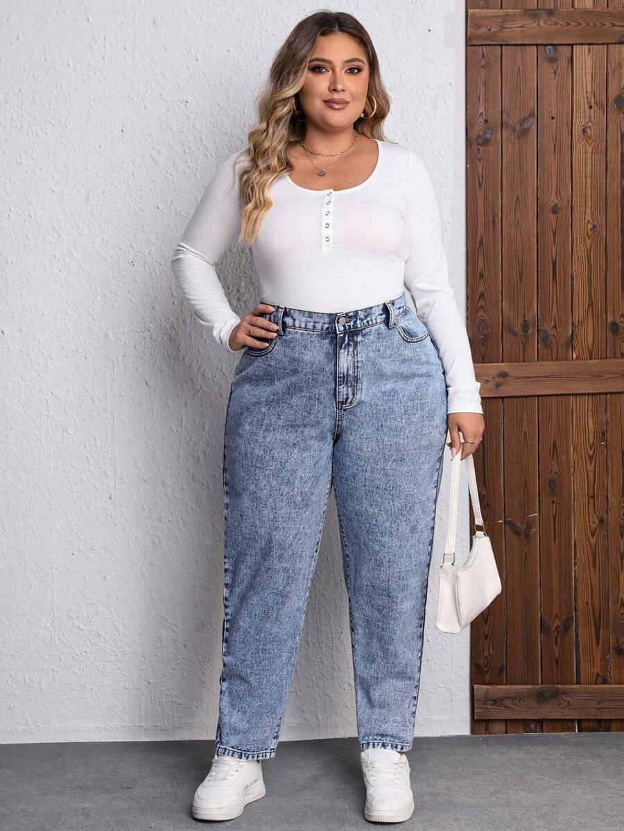 Sinta-se confiante com a Calça Jeans Plus Size Mom Fit. Cintura alta, caimento afilado e tecido resistente, perfeita para looks casuais e sofisticados.