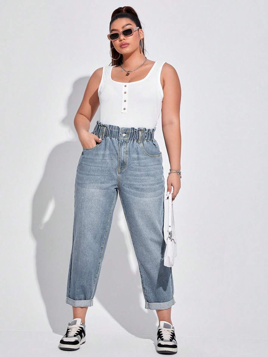 Versatilidade e conforto em jeans cintura alta, tecido resistente e elástico na cintura.