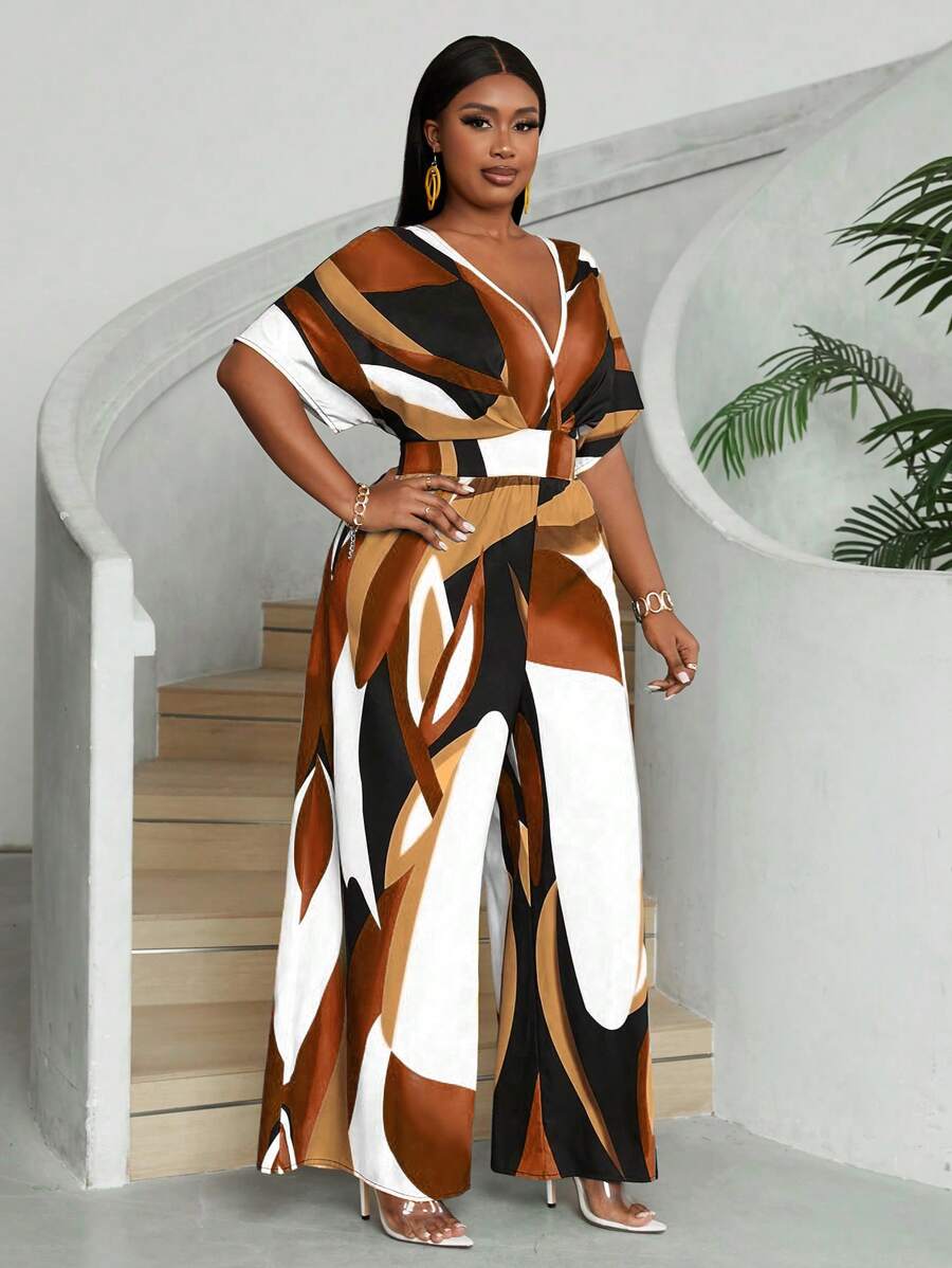Um clássico da moda plus size. Macacão longo com gola V, manga curta morcego e perna larga.