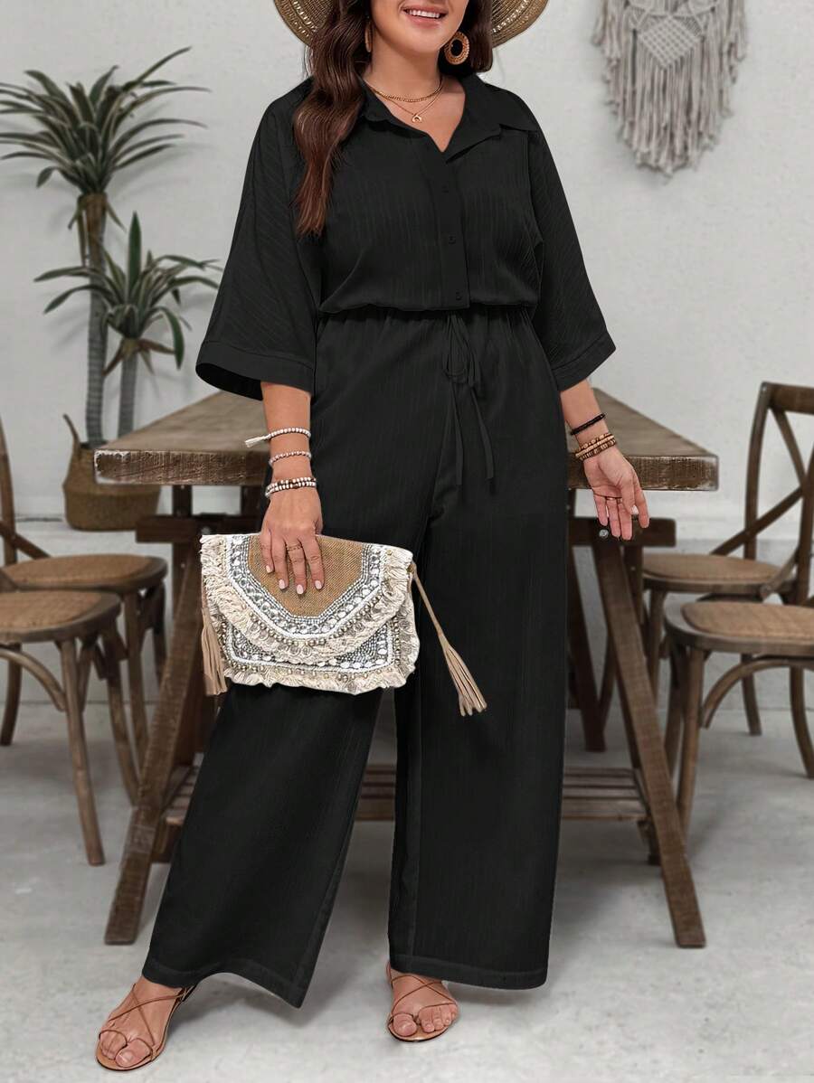 Macacão plus size com caimento solto e manga morcego. Fácil de combinar, confortável e perfeito para o dia a dia.