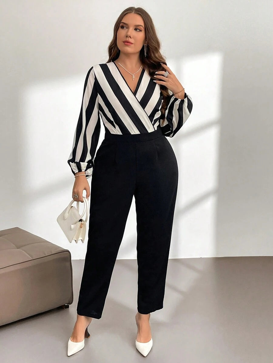 Sofisticação e conforto no macacão plus size com decote V, manga bishop e listras que alongam a silhueta.