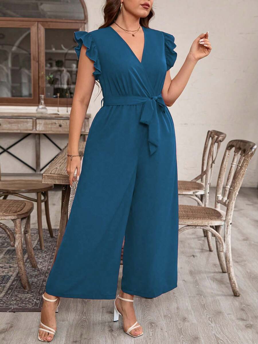 Um clássico da moda Plus Size: macacão atemporal e elegante.