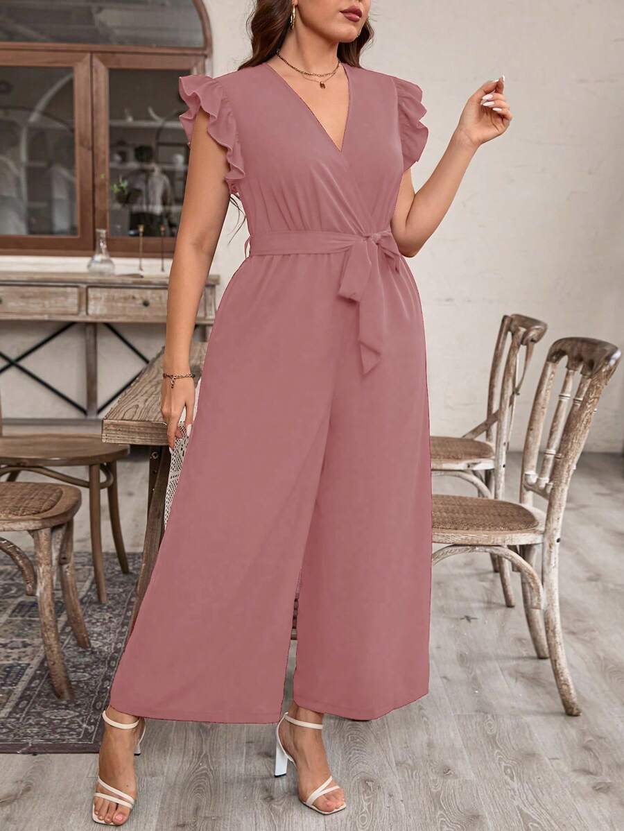 Decote V que alonga e valoriza em macacão Plus Size elegante.