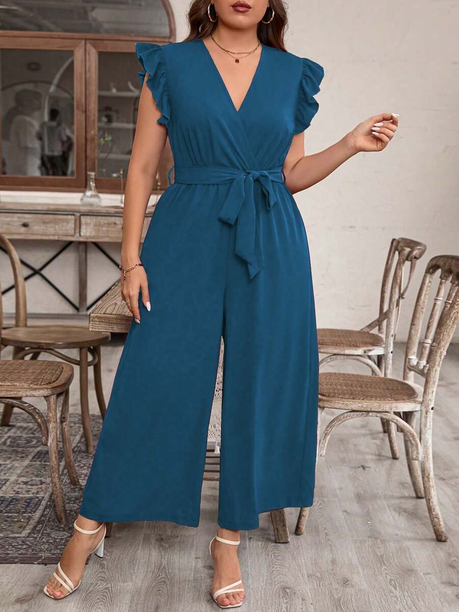 Estilo único garantido com macacão Plus Size cheio de detalhes.
