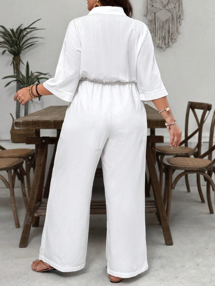 Macacão plus size de cintura alta e manga morcego 3/4, perfeito para eventos casuais e look elegante sem abrir mão do conforto.