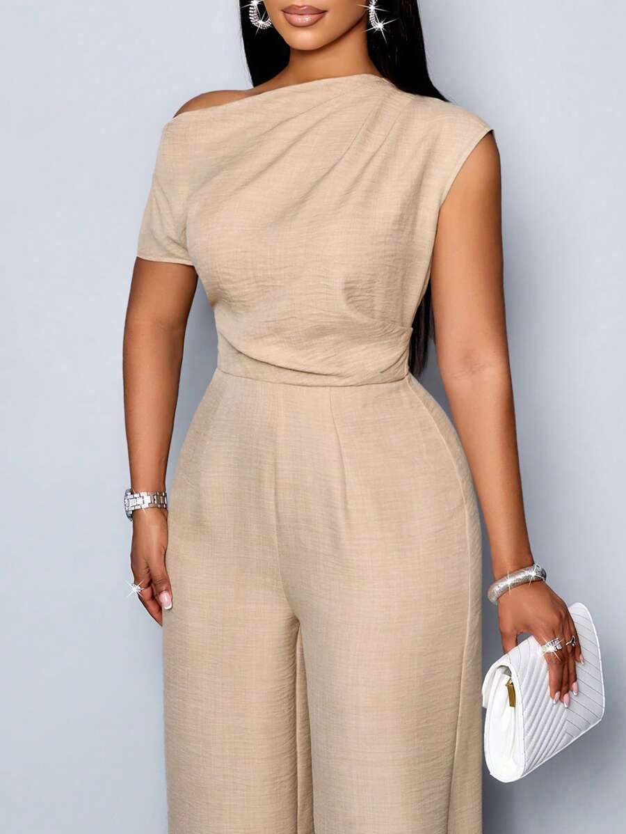 Conforto e elegância em um macacão plus size ombro à mostra, com detalhes assimétricos e tecido macio.