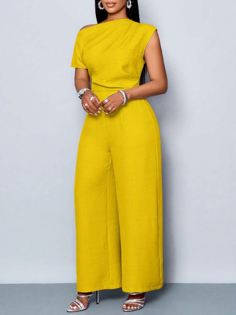 Realce sua elegância com macacão plus size ombro à mostra, design assimétrico e caimento impecável.