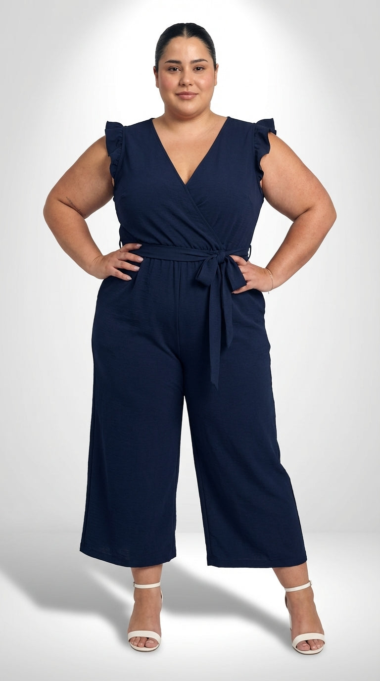 Macacão plus size azul marinho longo com design cruzado, tecido em malha e modelagem sofisticada
