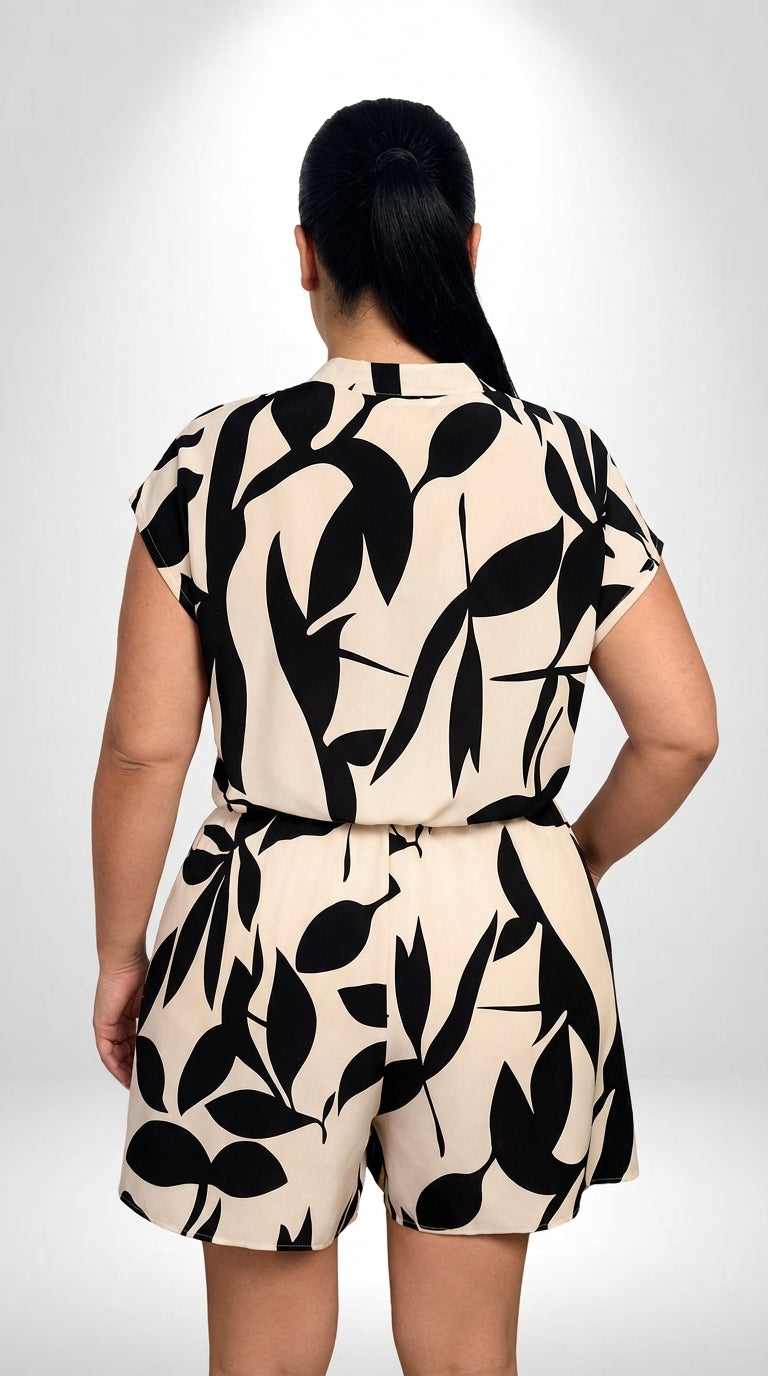 Macacão plus size casual com comprimento bermuda, cintura franzida e bolso funcional