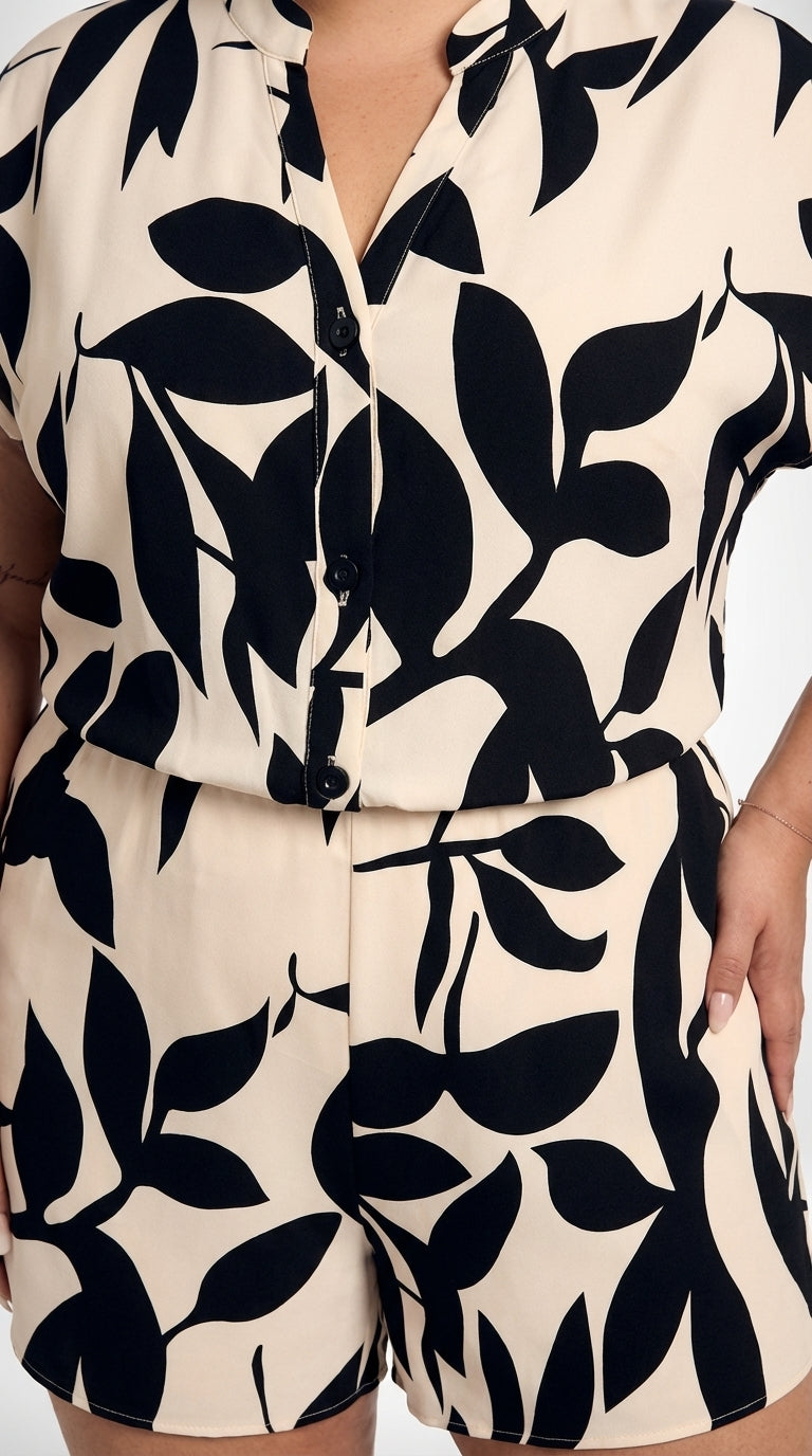 Macacão plus size com caimento solto, decote V entalhado e tecido de malha não elástico