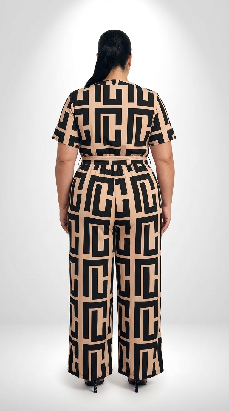 Macacão plus size com estampa geométrica, mangas curtas, bolsos funcionais e caimento solto