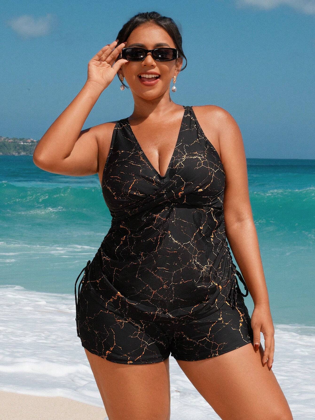 Maiô preto elegante com estampa vibrante, costas nuas, alta elasticidade e ajuste lateral. Realce suas curvas com conforto, estilo e elegância. Garanta Frete Grátis.