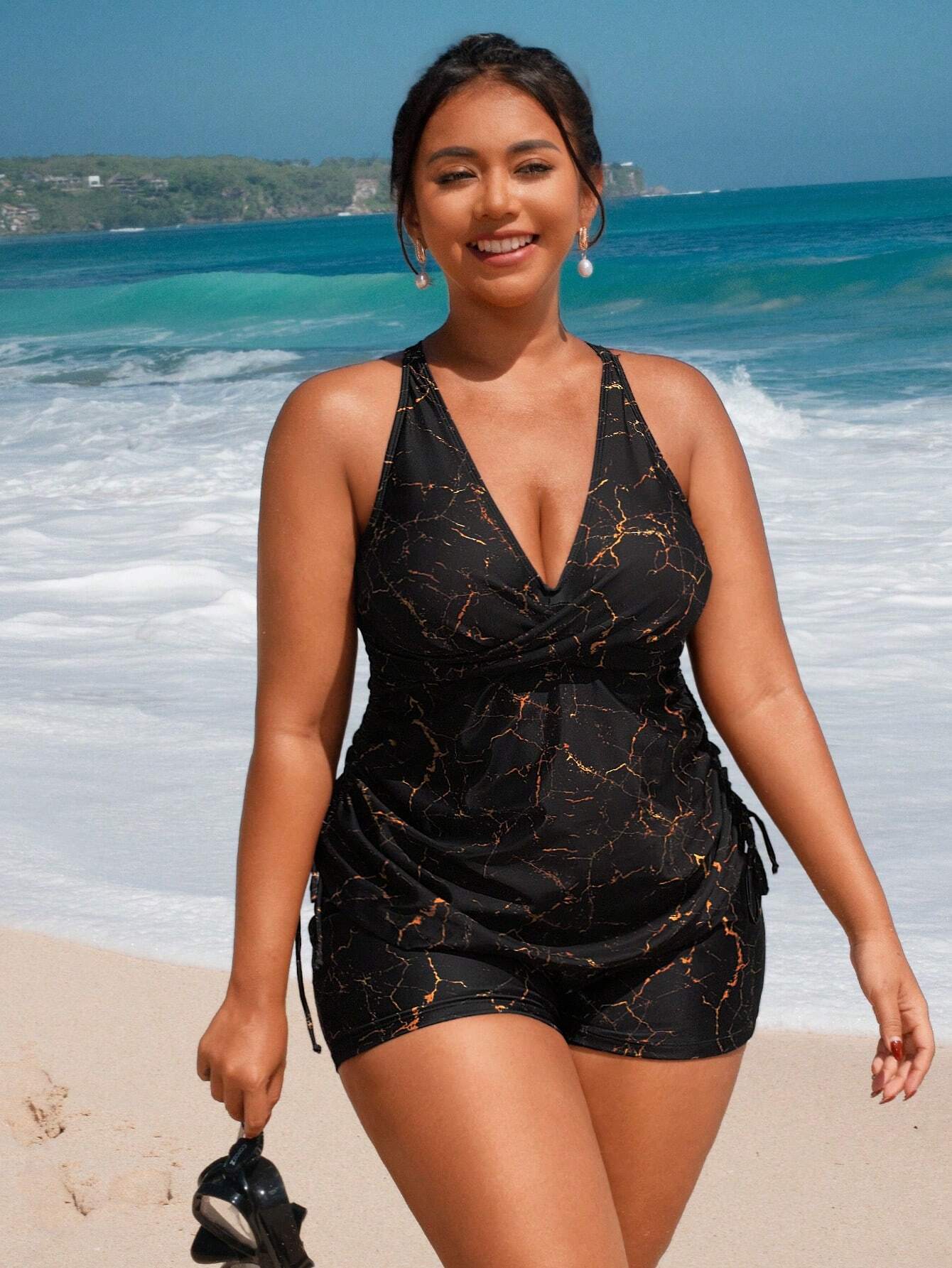 Maiô preto de praia com estampa vibrante, costas nuas, alta elasticidade e ajuste lateral. Realce suas curvas com conforto, estilo e elegância. Garanta Frete Grátis.