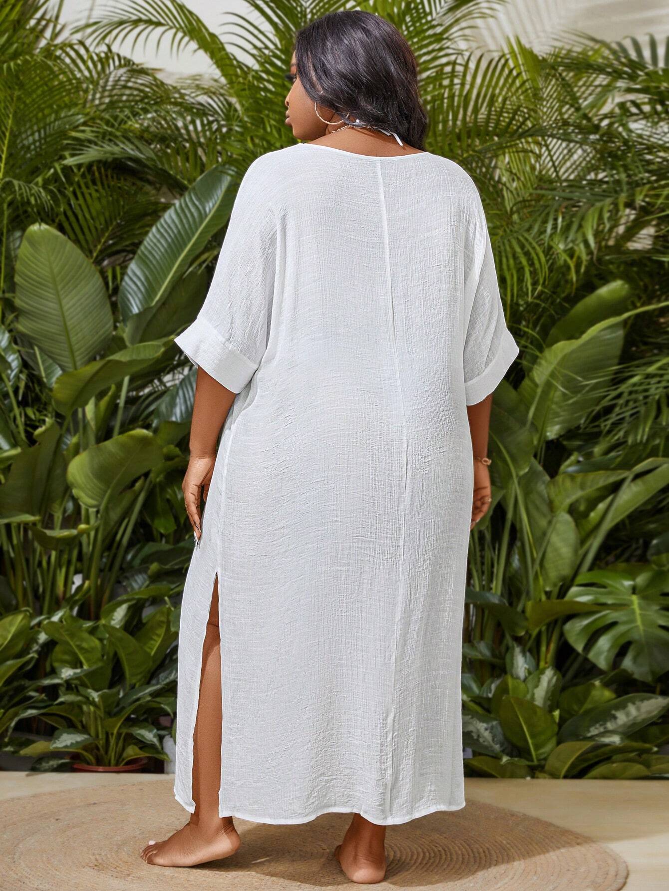 Saída de Praia Plus Size longa, com decote V, mangas 3/4 e tecido leve. Sofisticação, conforto e frescor para dias ensolarados. Aproveite Frete grátis!
