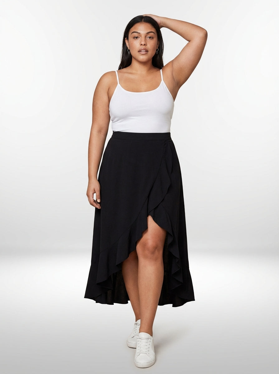 Saia Alice plus size preta com cintura alta, comprimento longo e detalhe assimétrico