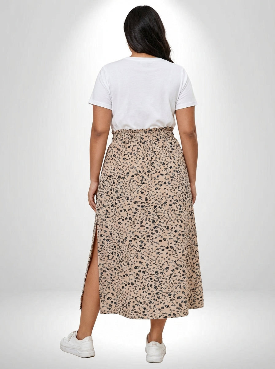 Saia plus size casual com comprimento médio, caimento regular e cintura natural
