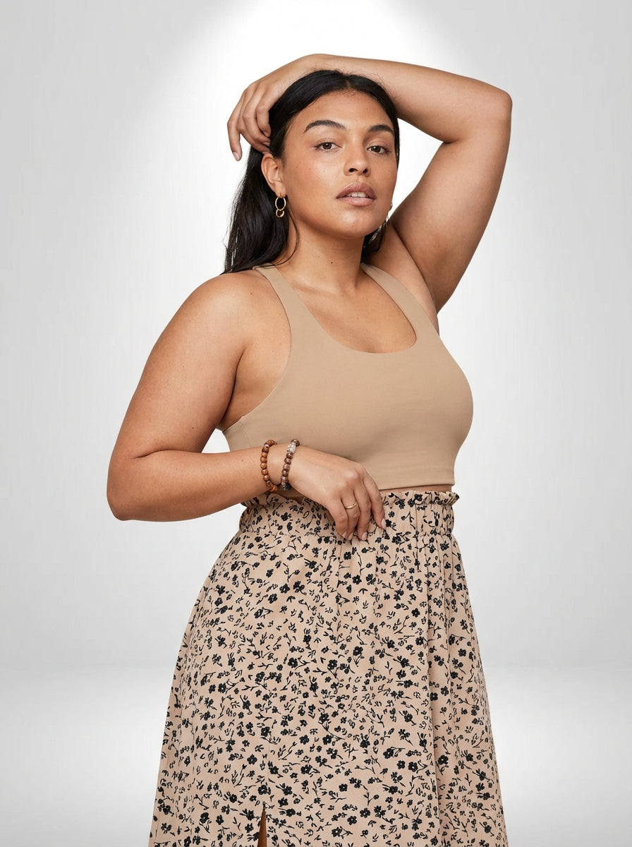 Saia Florinda plus size com modelagem confortável, fenda lateral e visual leve para o dia a dia