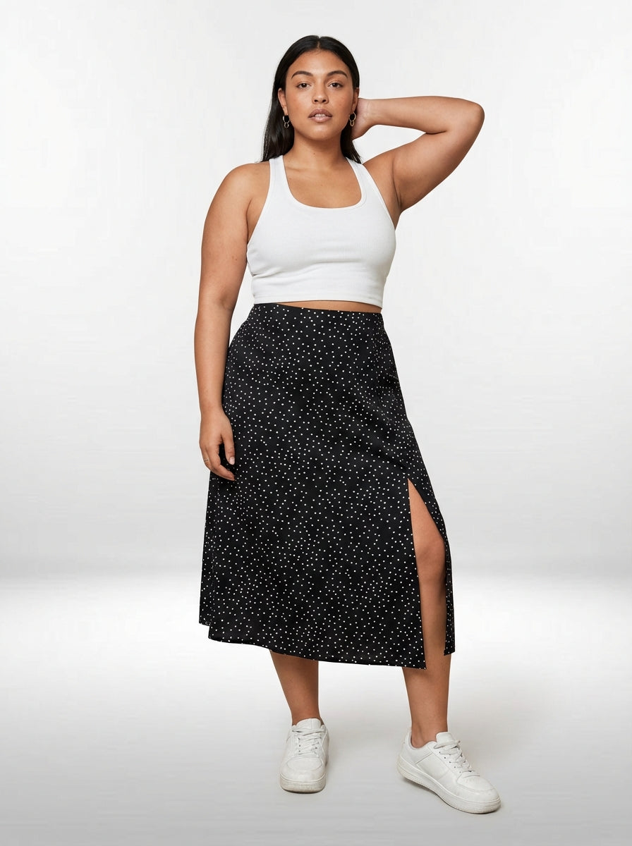 Saia plus size com cintura natural, detalhe de fenda lateral e estilo versátil para o dia a dia