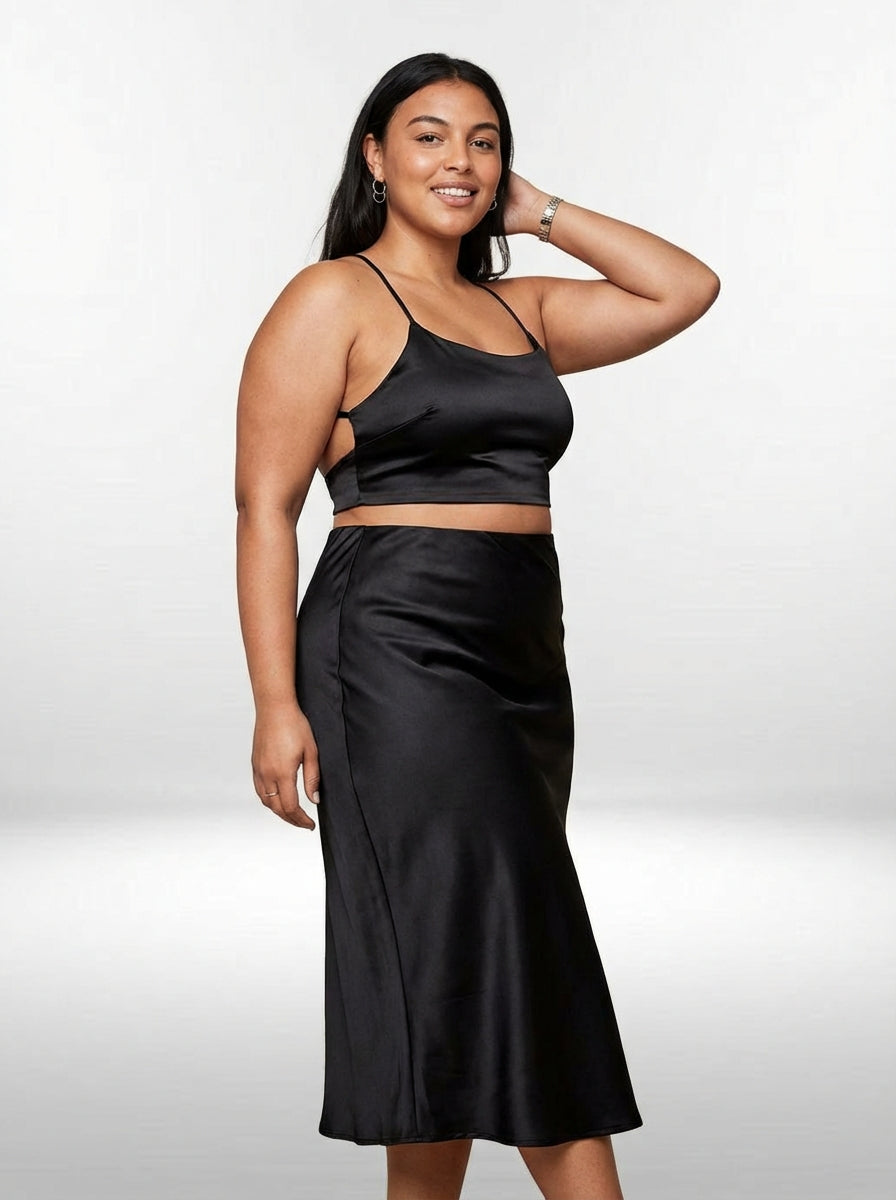 Saia plus size preta com caimento fluido, cintura alta e estilo elegante para ocasiões especiais