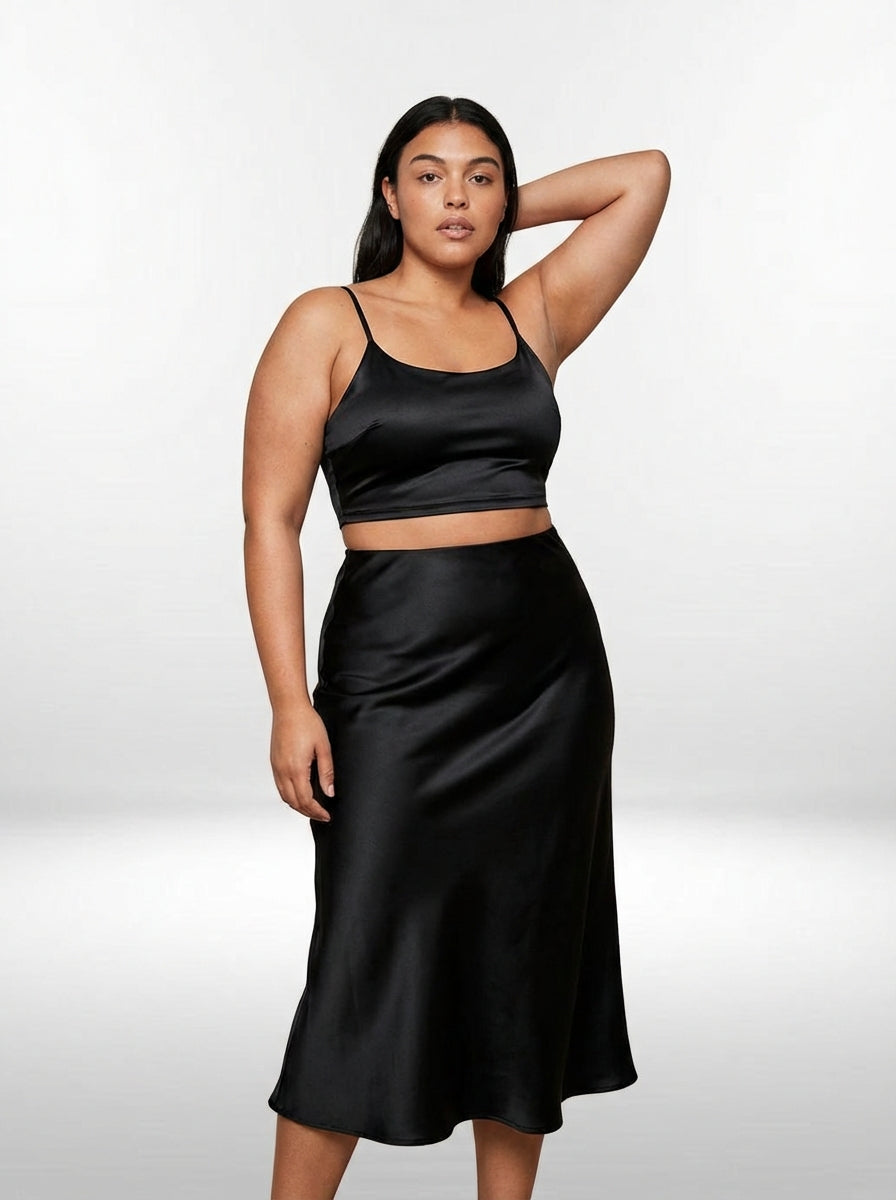 Saia longa Serena plus size preta em cetim com cintura alta e caimento elegante