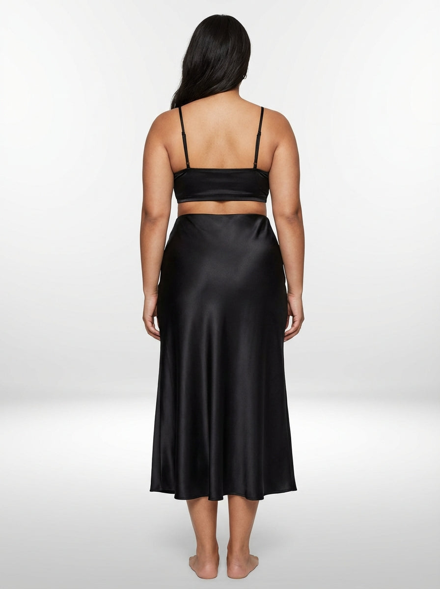 Saia plus size preta com design sofisticado, modelagem longa e fechamento por zíper