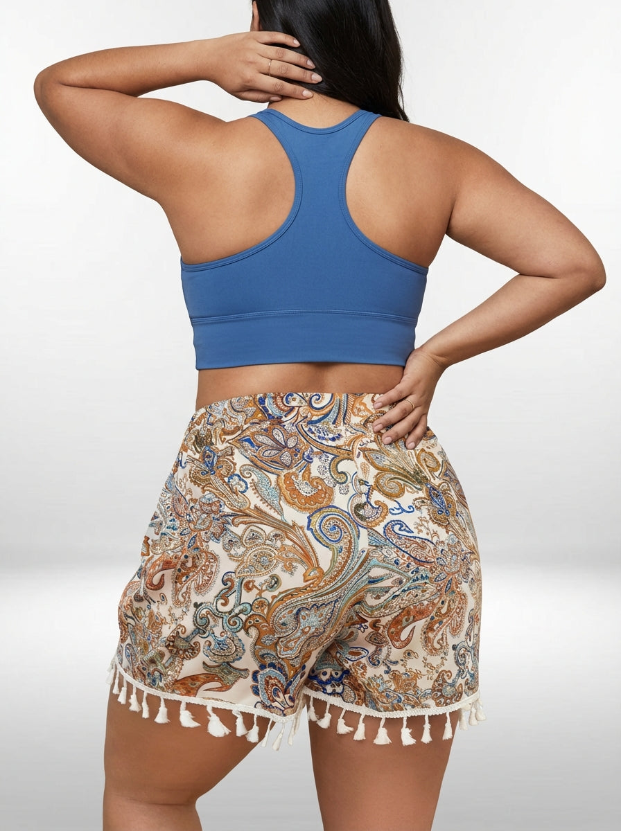 Short plus size damasco com modelagem de perna reta, comprimento curto e visual boho elegante