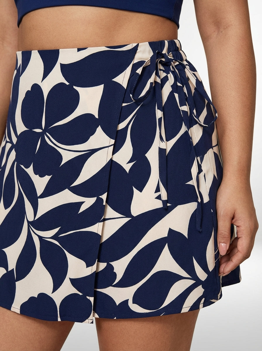 Short feminino plus size estilo boho com estampa tropical total, detalhe frontal cruzado e tecido leve