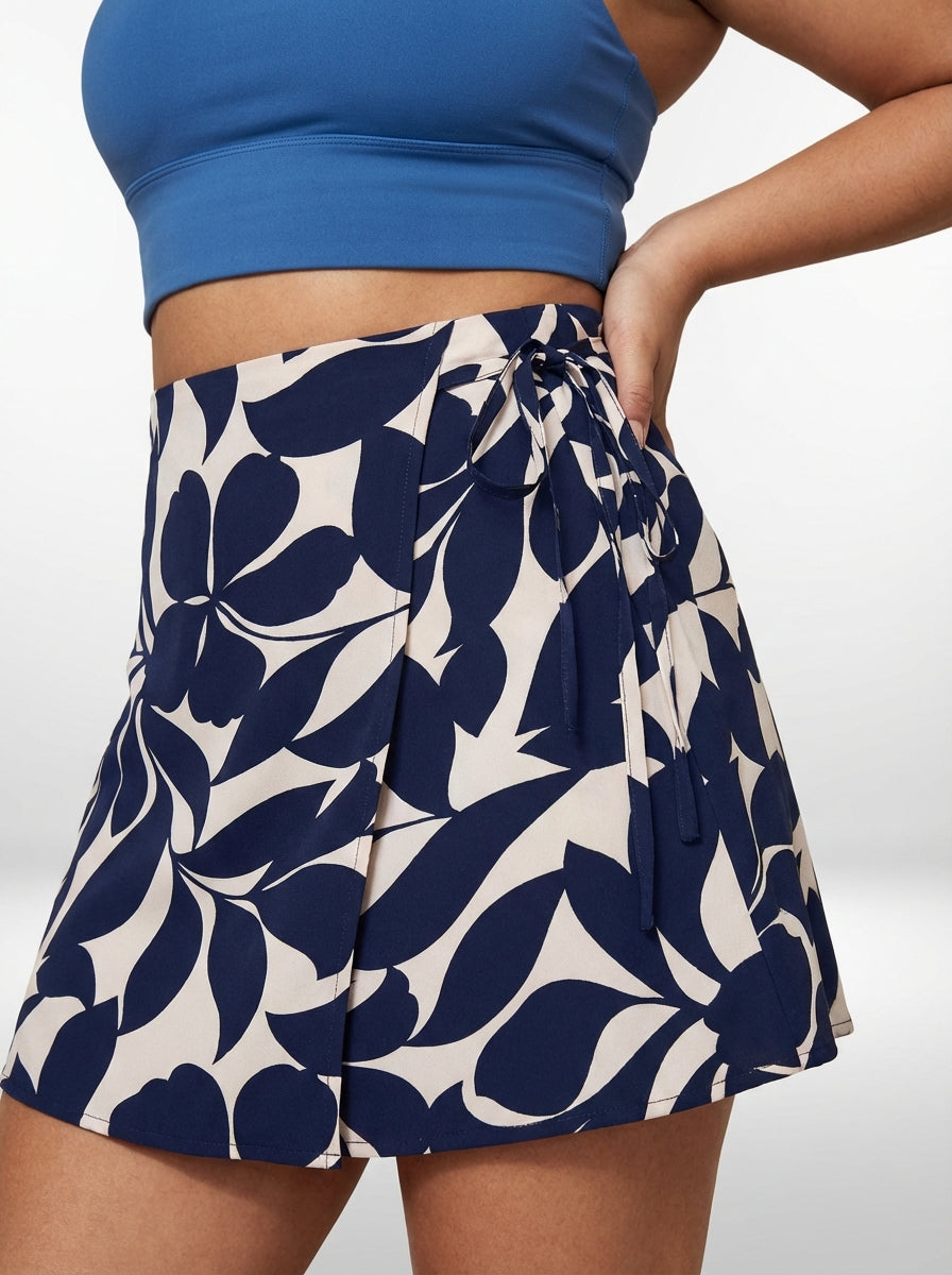 Short plus size azul marinho com estampa tropical de plantas, modelagem confortável e tecido não elástico