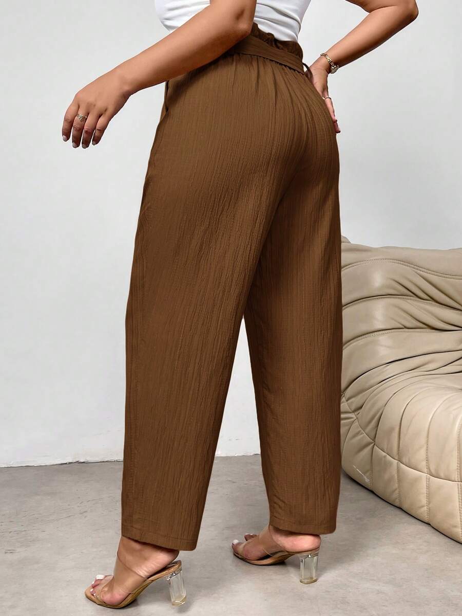 Sofisticação e Conforto: Calça Plus Size com Pregas e Bolsos, combina elegância e conforto para valorizar suas curvas em qualquer ocasião. Produzida em 100% poliéster leve e resistente, possui cintura alta com elástico e amarração ajustável, garantindo um caimento perfeito e confortável.