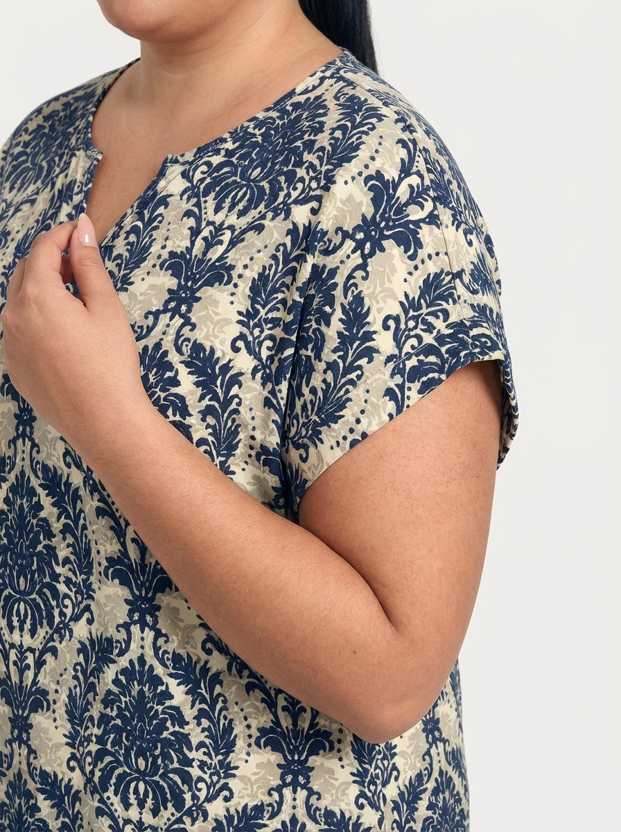 Vestido Alana plus size azul com modelagem confortável, estampa floral e ajuste regular