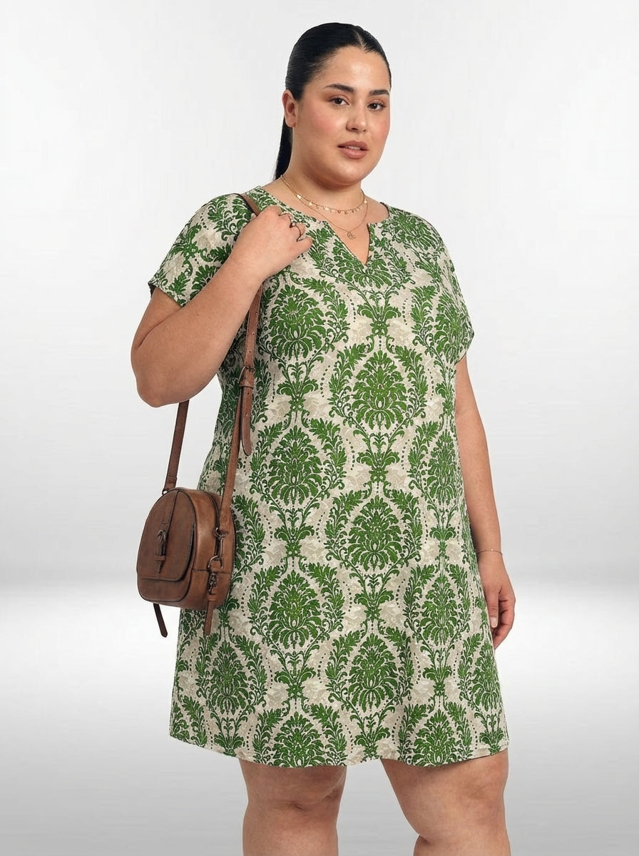 Vestido plus size verde estilo boho com caimento natural, manga curta e comprimento médio