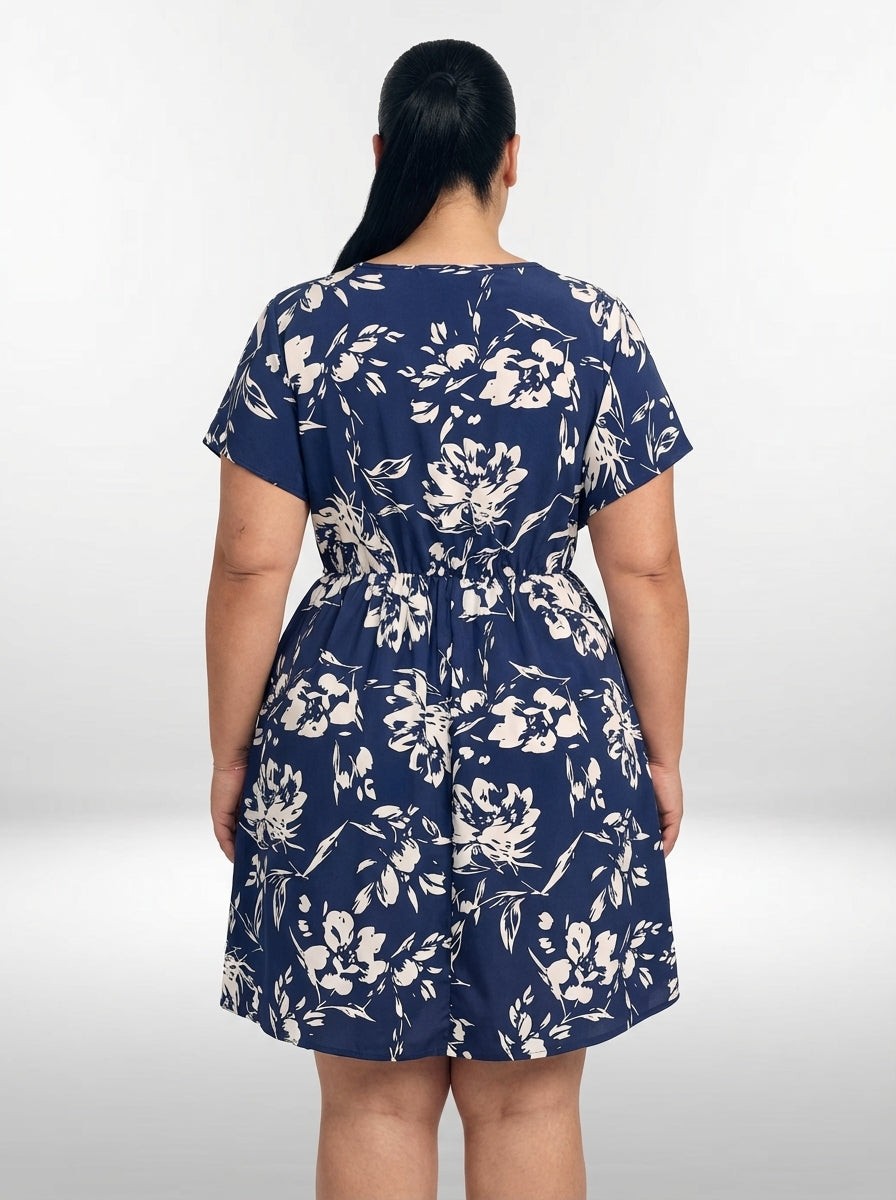 Vestido plus size azul marinho com estampa total, mangas curtas tipo morcego e bainha alargada