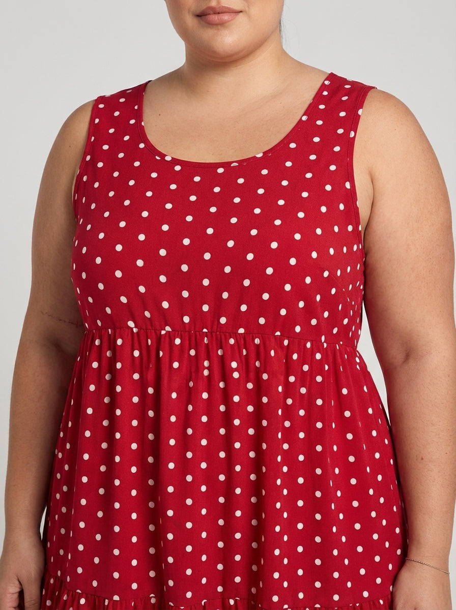 Vestido Monica plus size com estampa de bolinhas, bainha com babados e caimento regular