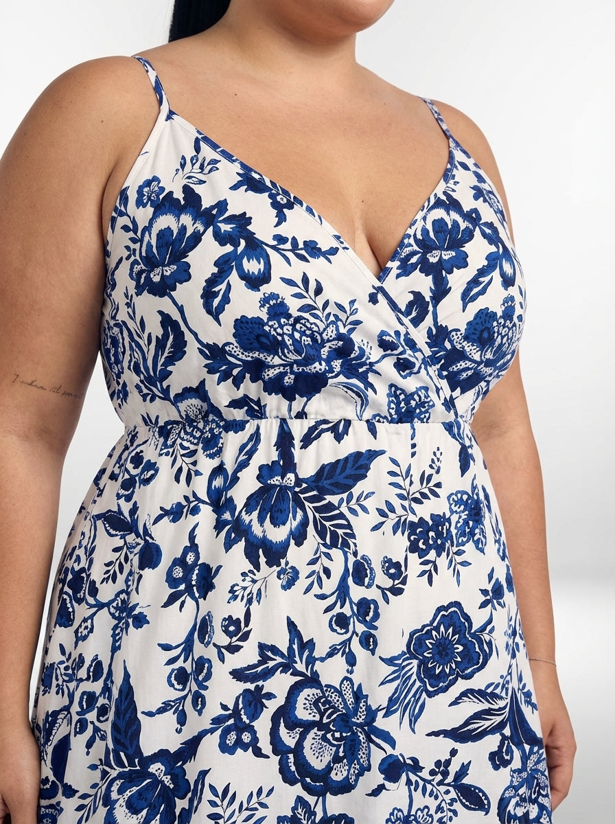 Vestido plus size floral longo com cintura alta e movimento elegante