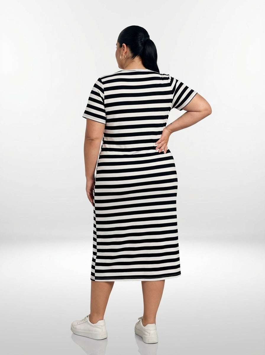 Vestido plus size listrado preto e branco com comprimento médio, fenda lateral e estilo casual