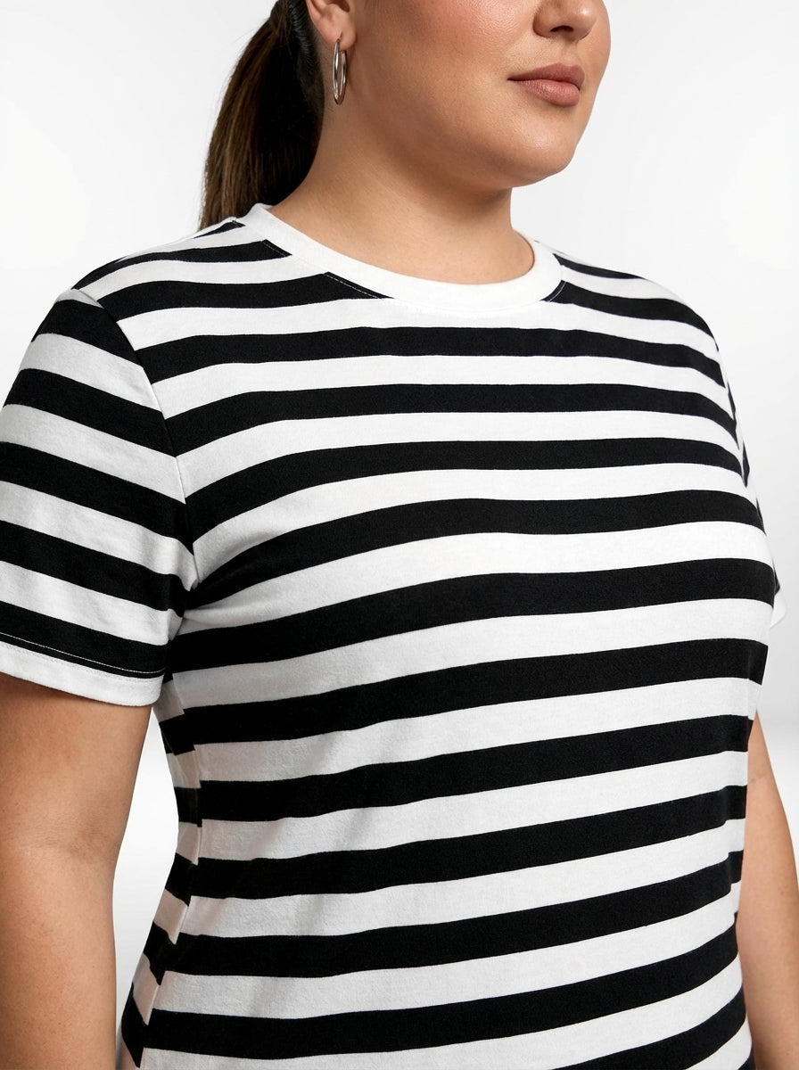 Vestido plus size Lari com listras preto e branco, mangas curtas e caimento confortável para o dia a dia