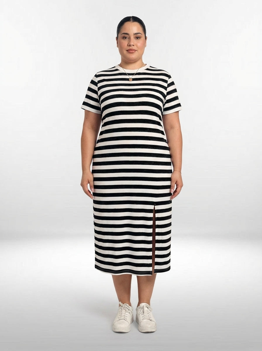 Vestido plus size Lari preto e branco com estampa listrada, mangas curtas e modelagem tipo camiseta