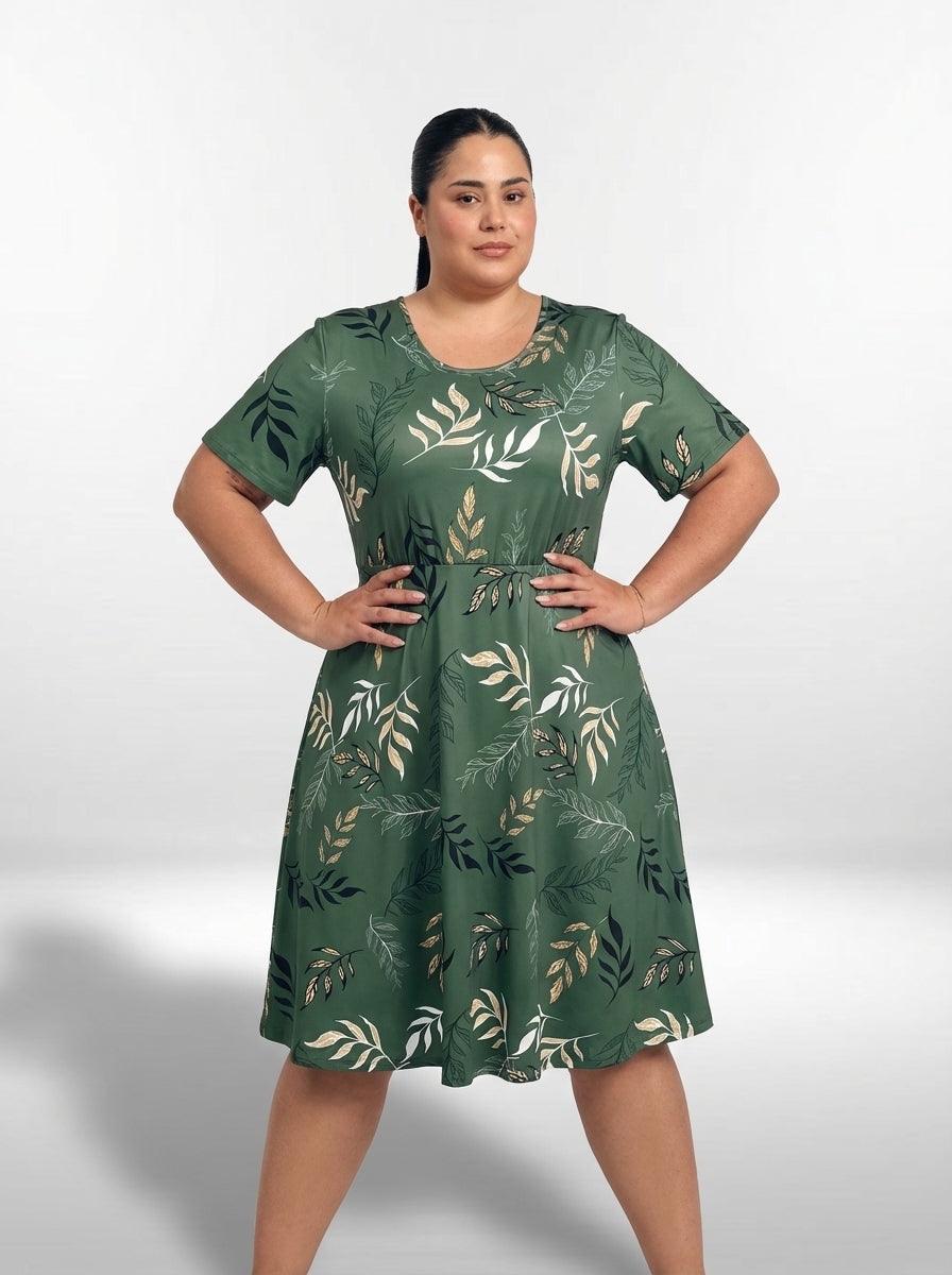 Vestido plus size com cintura alta, estampa tropical e silhueta elegante