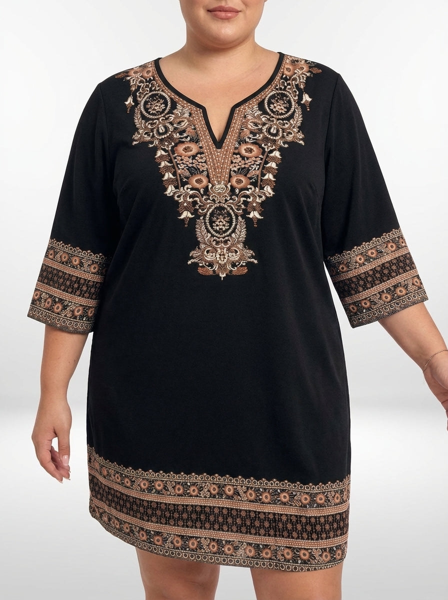 Vestido plus size vintage preto com modelagem reta, decote V entalhado e manga regular três quartos