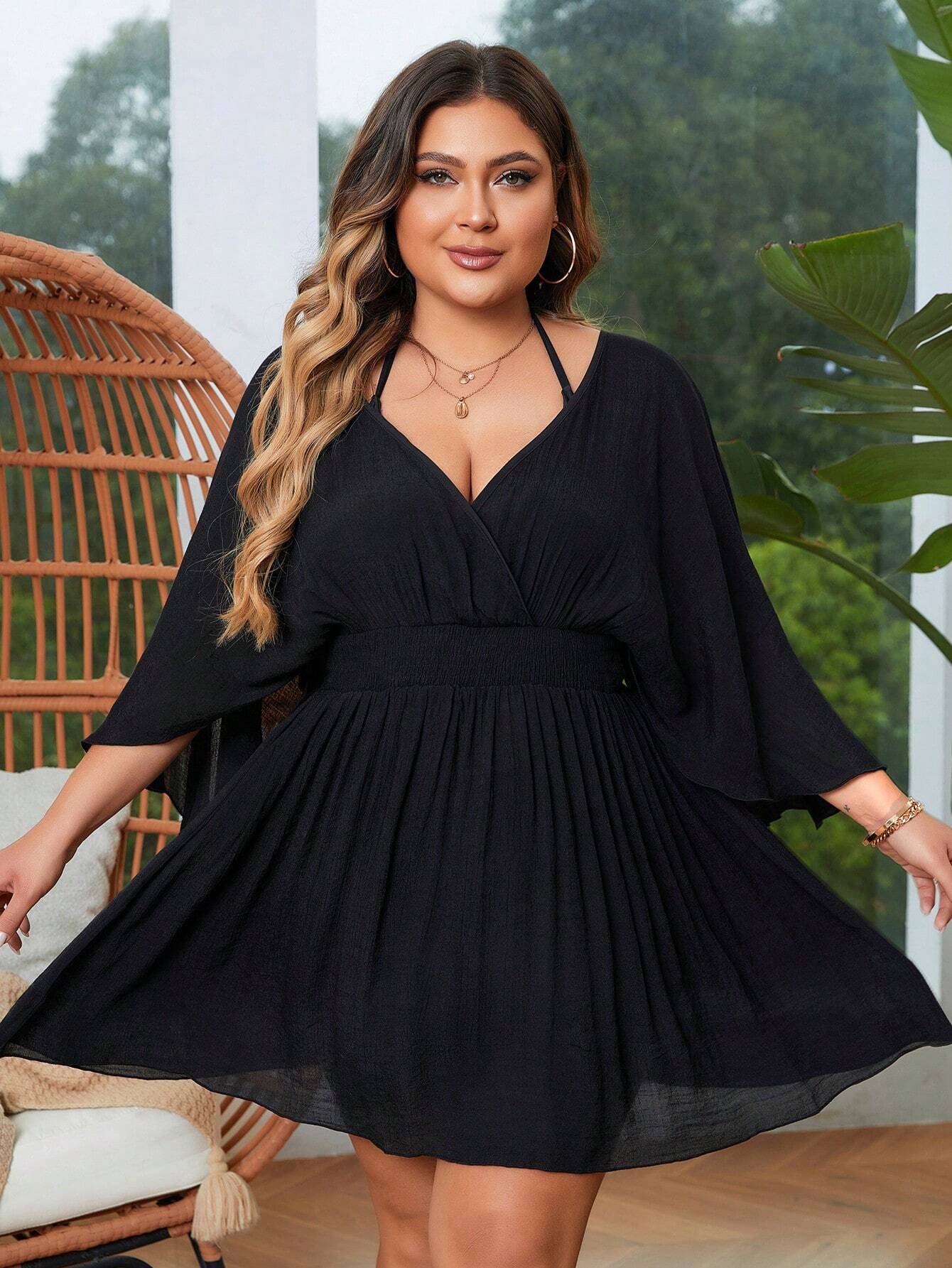 Vestido Saída de Praia Plus Size com caimento slim fit, decote V e tecido leve. Sofisticação, conforto e versatilidade para seus momentos à beira-mar!
