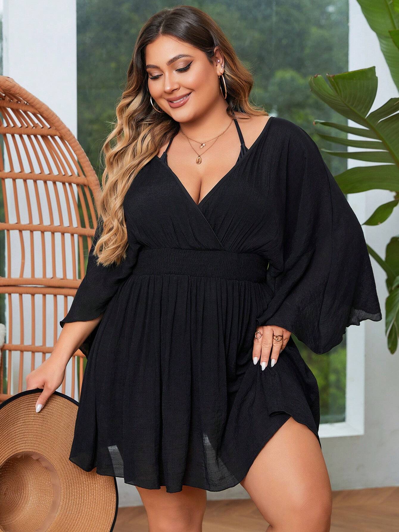 Vestido Saída de Praia com caimento slim fit, decote V e tecido leve. Sofisticação, conforto e versatilidade para seus momentos à beira-mar!

