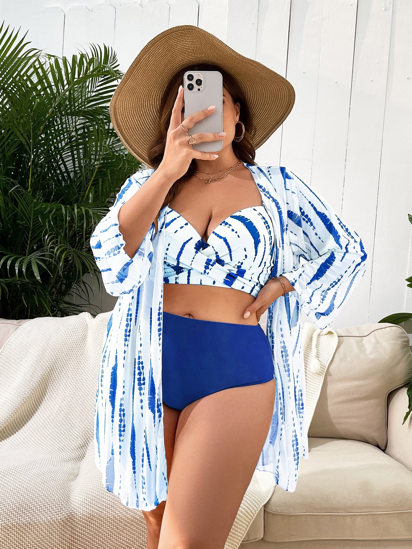 Conjunto Biquíni e Saída de Praia Para Plus Size Azul com conforto, sustentação e estilo boho com estampa tie-dye. Modelagem que valoriza suas curvas! Parte de baixo cintura alta.
