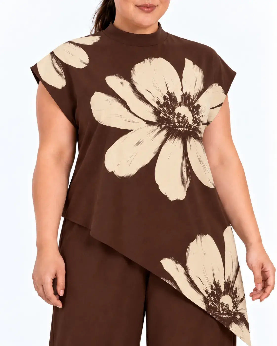 Detalhe da blusa plus size castanha com flores bege, gola alta curta, mangas amplas e barra assimétrica em diagonal.