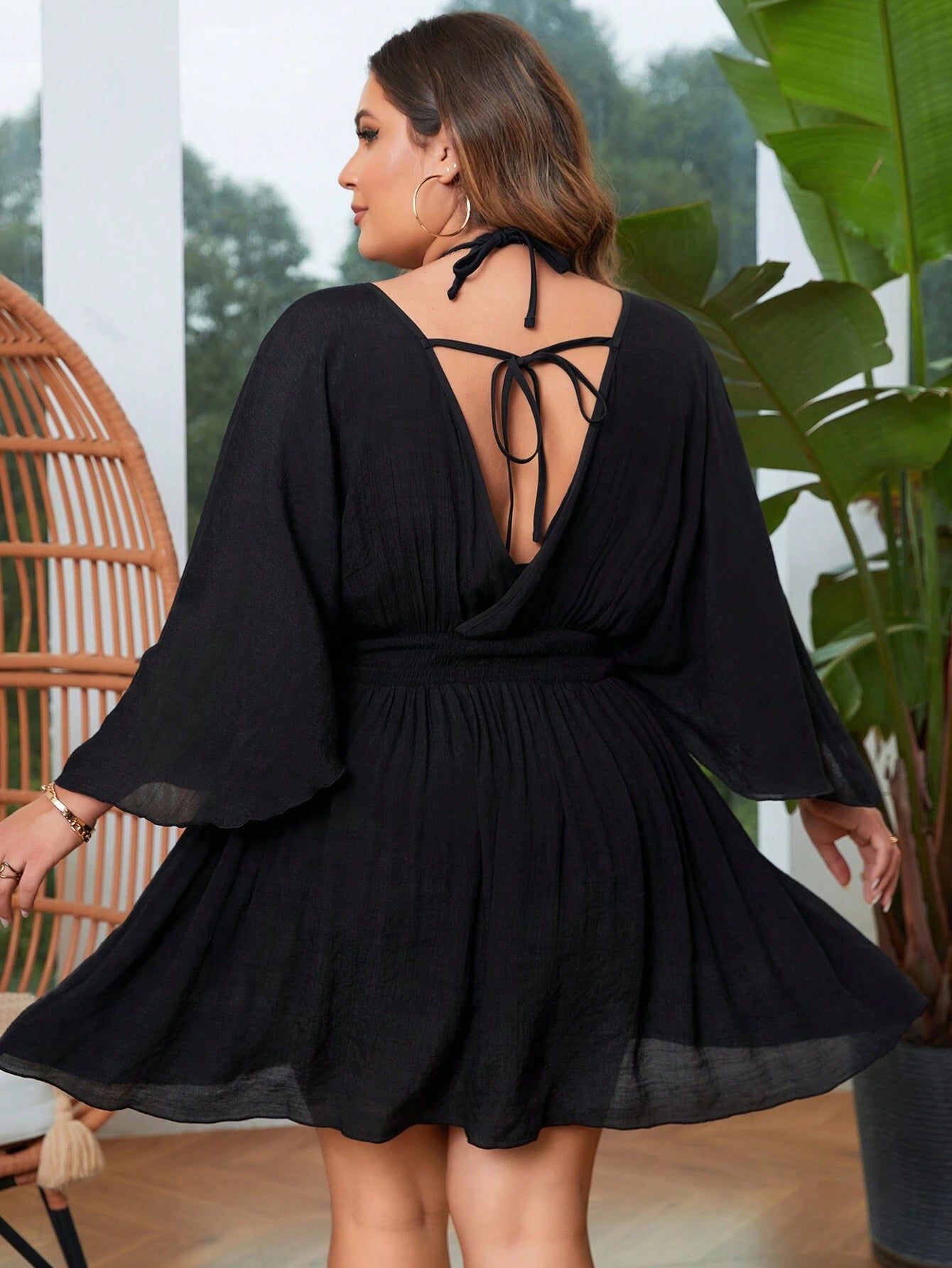 Saída de Praia Plus Size com caimento slim fit, decote V e tecido leve. Sofisticação, conforto e versatilidade para seus momentos à beira-mar!
